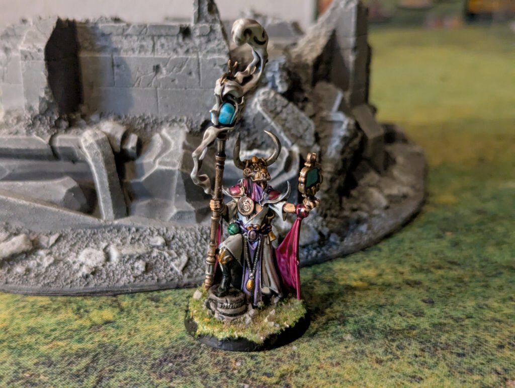 Painted Shardspeeker of Slaanesh with flowing robes, viewed from a top-front angle.