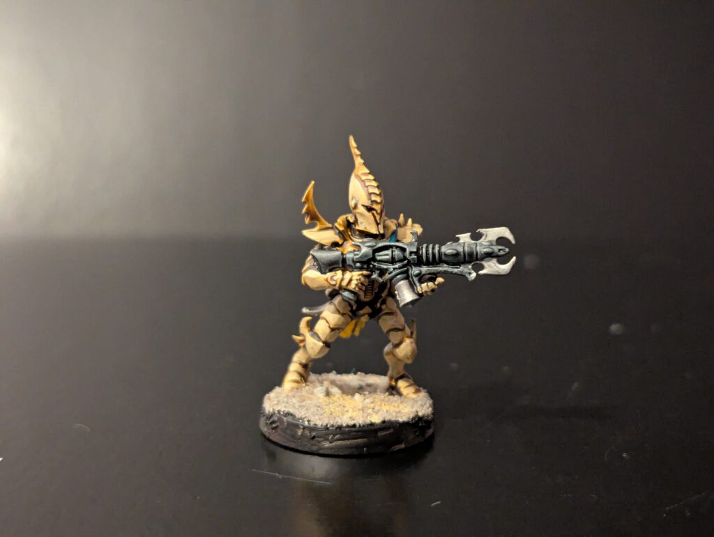 Painted Kabalite Warrior in advancing pose with splinter rifle, viewed from a front angle.
